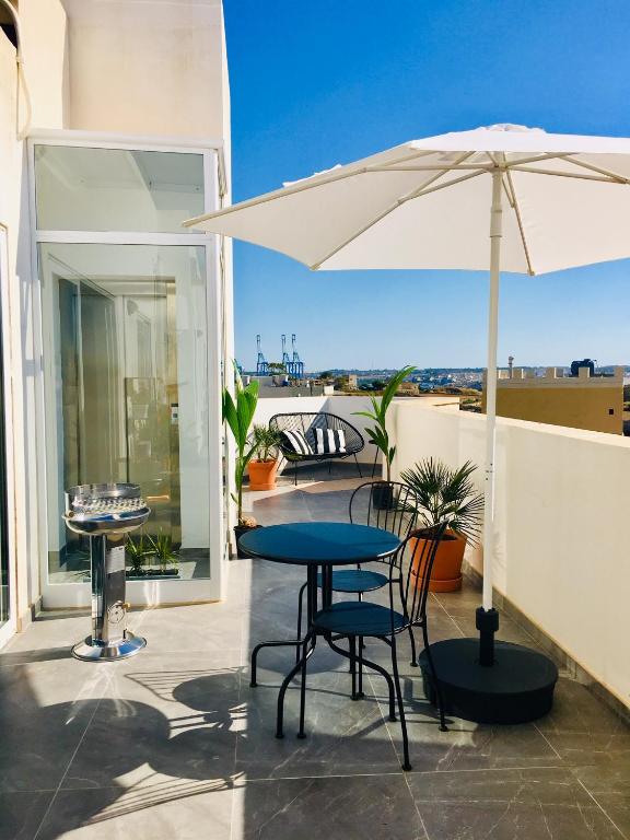 Sunny Penthouse with Large Terrace - Bed and Breakfast Marsaxlokk