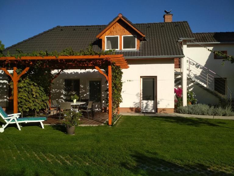 Gólya Vendégház - B&B Tiszaug