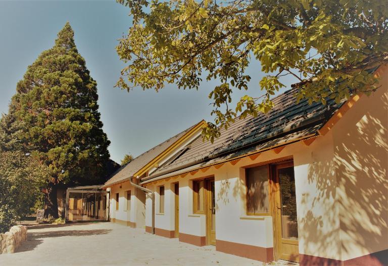 Mamutfenyő Panzió - B&B Tata