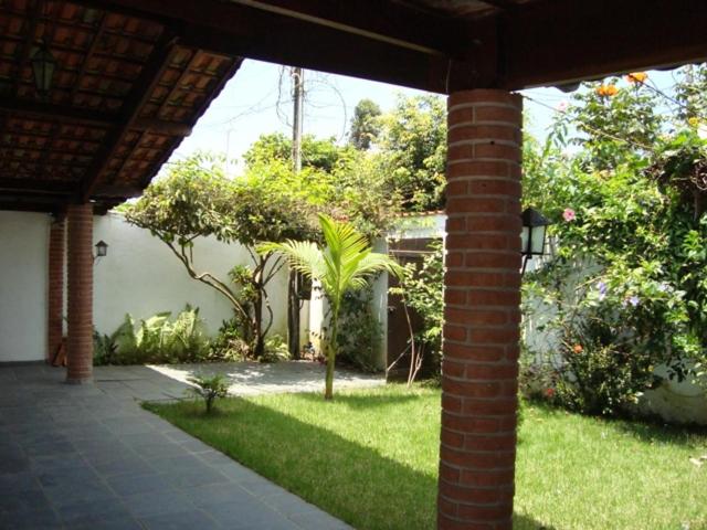 Casa arejada e espaçosa - B&B Bertioga