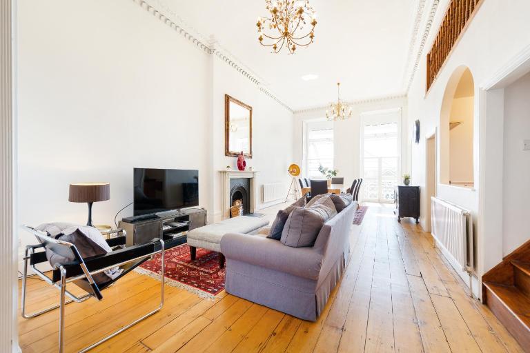 Elegant Period Clifton Balcony Apt - Simplycheckin - Bed and Breakfast Bristol