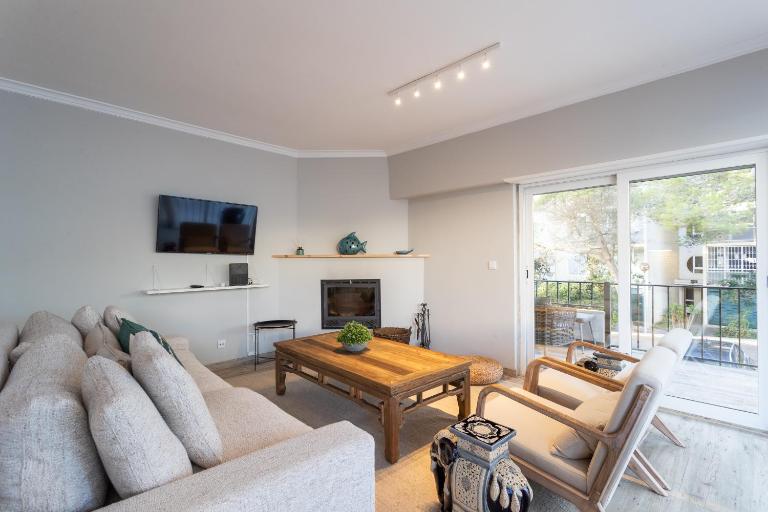FLH Cascais Spacious Apartment with Balcony - B&B Cascais