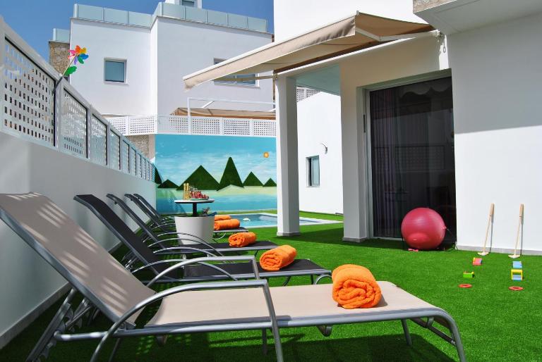 Big Villa Tauro with Private Heated Saltwater Pool & Jacuzzi & BBQ & Game Room & Arcade Games - B&B Mogán