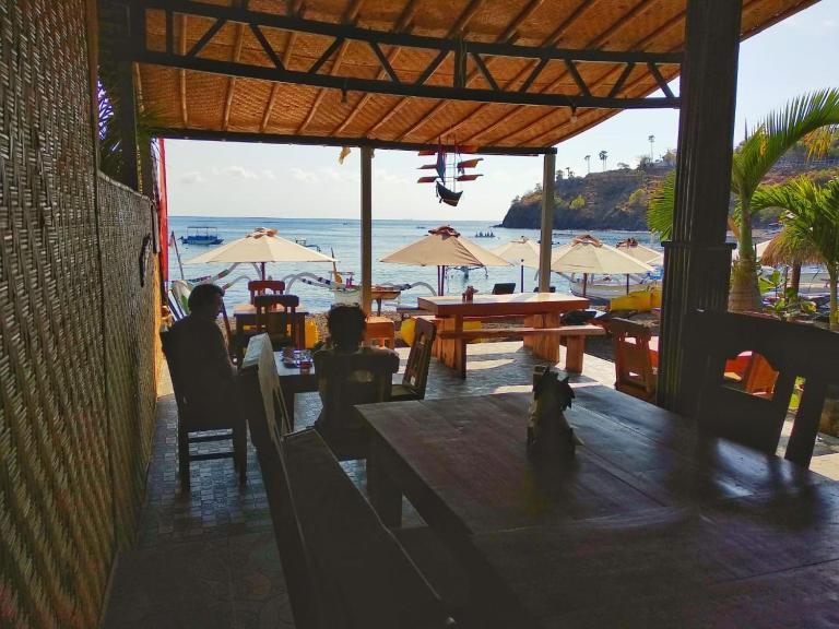 COCONUT BEACH BUNGALOWs & WARUNG - Chambres d'hôtes Amed