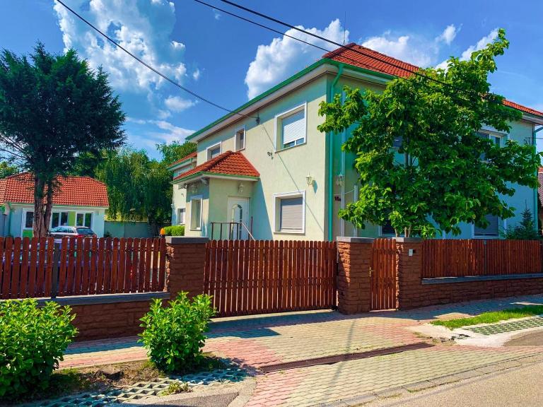 Airport Jazmin Guesthouse - Ferienwohnung Wetschesch