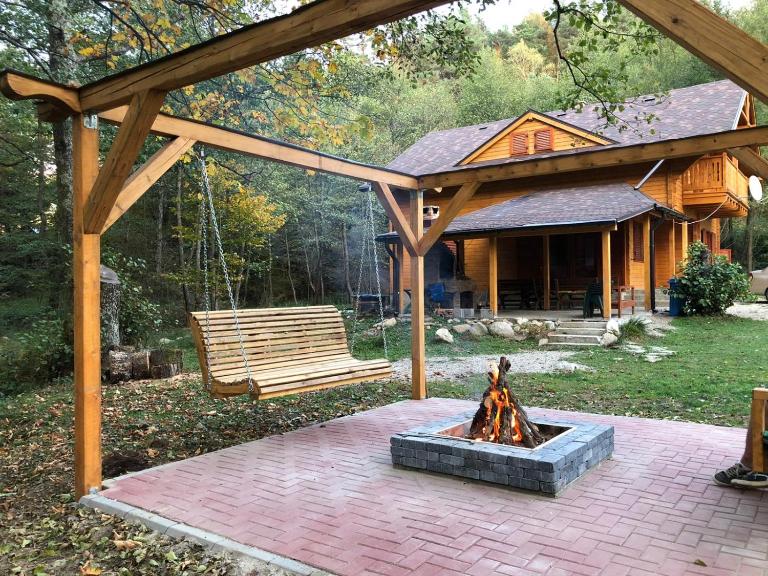 Chalet by the river - B&B Văliug