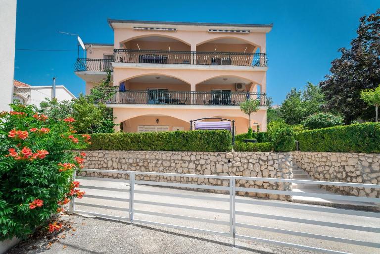 Apartments Ivanka - B&B Okrug Gornji
