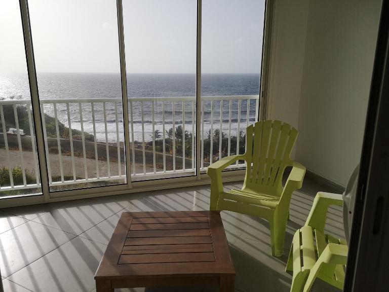 Joli studio climatisé avec grande terrasse, très belle vue océan, très calme, plages à proximité, aucun vis-à-vis - B&B Terre-de-Haut