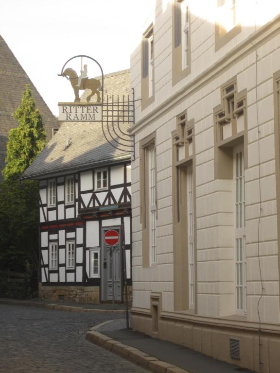 Galeriewohnung Ritter Ramm, Altstadtjuwel mit sonnigem Außensitzplatz und kostenlosem Parkplatz, Bahnhof fußläufig - B&B Goslar