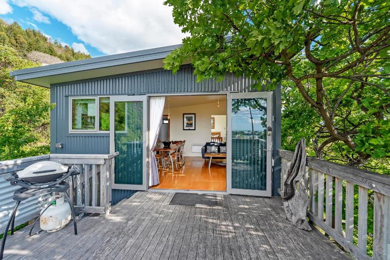 The Lookout - Sweeping Tasman Bay Views, Walk to CBD & Trails - B&B Nelson