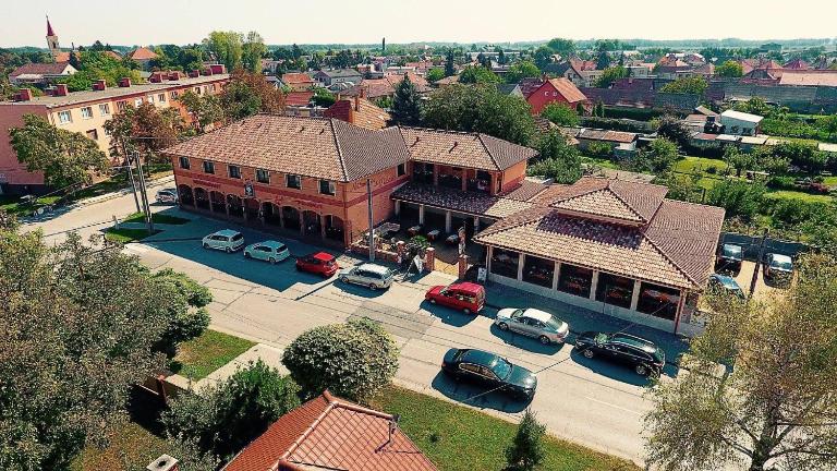 Corvin Pension and Restaurant - Chambres d'hôtes Veľký Meder