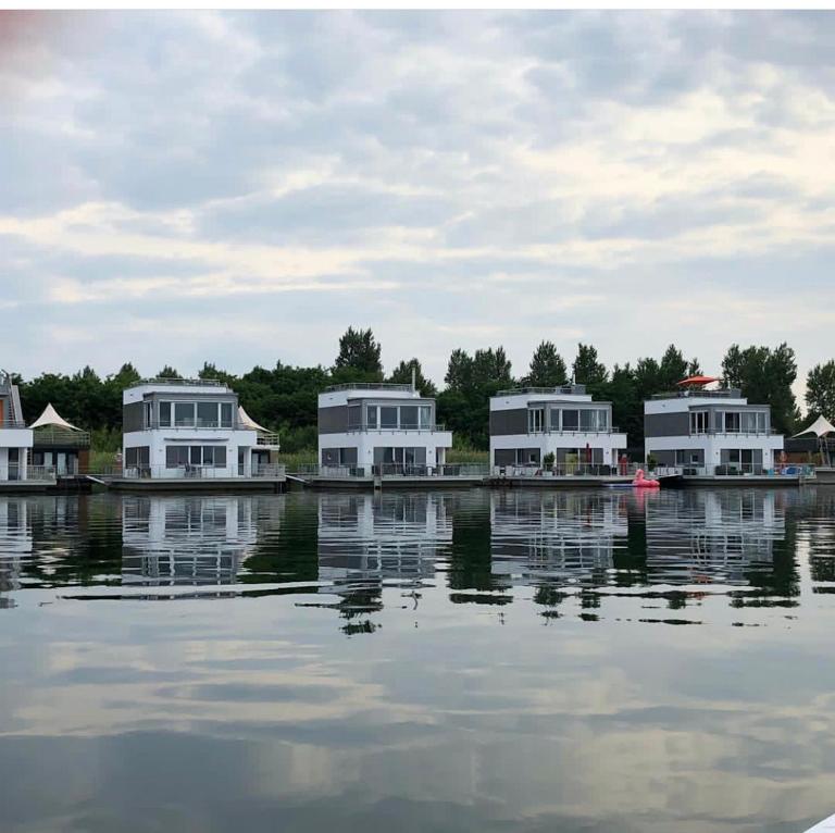 Hausboot Elandi - Ferienwohnung Bitterfeld-Wolfen