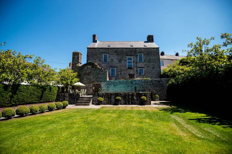 Great House - A Grand Georgian Retreat with Heated Outdoor Pool - B&B Laugharne