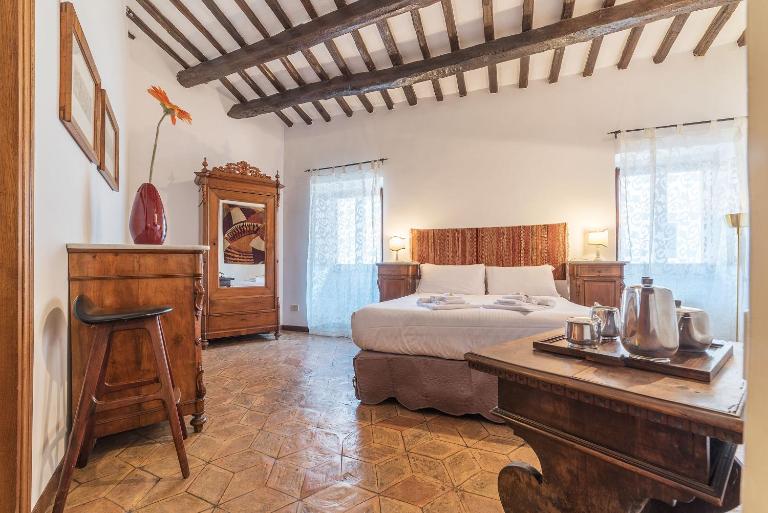 By the charming Piazza Navona - FromHometoRome - B&B Roma