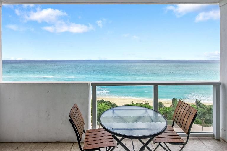Castle 828 Oceanfront view with balcony, pool, tennis, beach access and free parking! - B&B Miami Beach