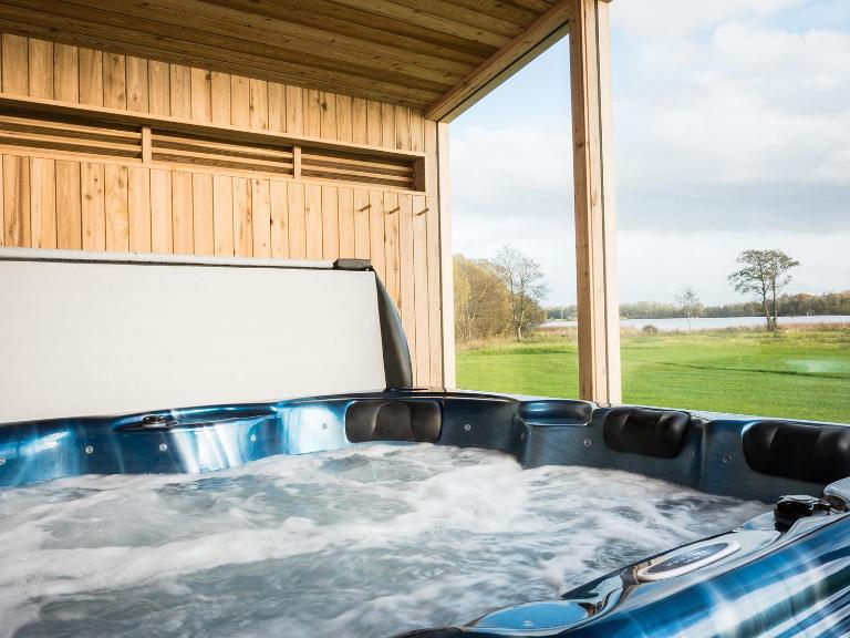 Platinum Lakeside Lodge at Mullans Bay - B&B Kesh