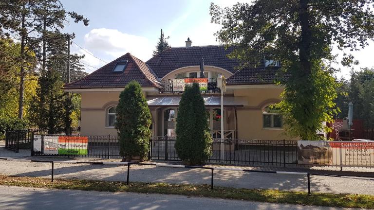 The Corner House Panzió - Ferienwohnung Tata