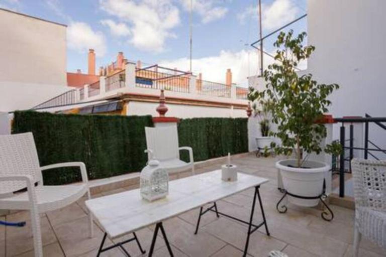 Castilla Triana Courtyard by Valcambre - B&B Sevilla