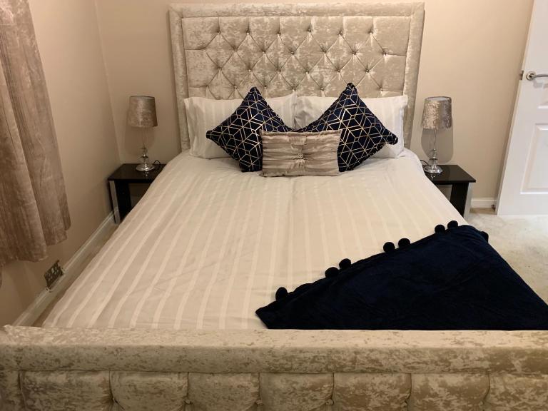Dunfermline GF flat, 5 min walk to Train St. and High St. - B&B Dunfermline