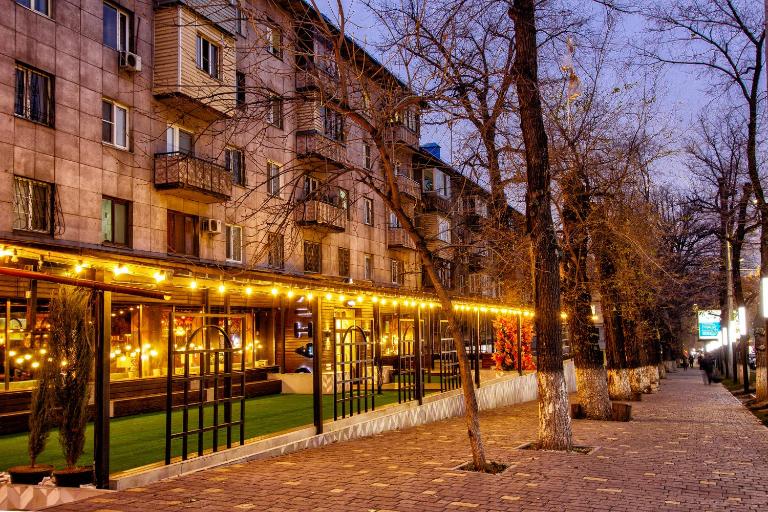 Lermontov апартаменты для туристов в центре - Bed and Breakfast Almaty