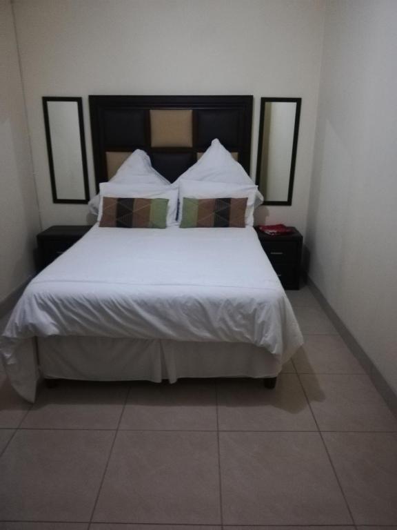 Rocky Ridge Guest House 2 SELF CATERING - No Alcohol allowed - B&B Roodepoort