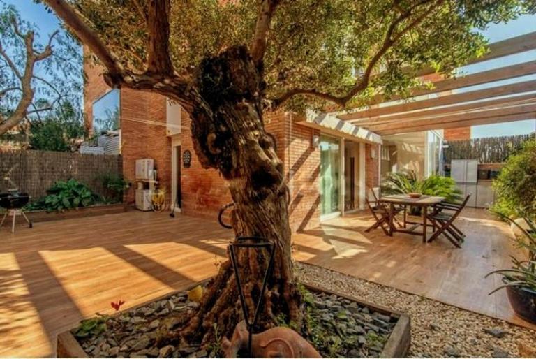 Bonito duplex con piscina en Barcelona&playa - B&B Tiana