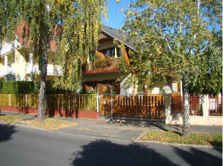 Virágoskert Apartman - B&B Hévíz