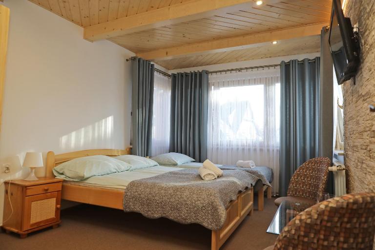 Małgosia Regionalna - 10 minut na piechotę do stoku narciarskiego i term Bania - posiłki serwowane w budynku obok - Bed and Breakfast Białka Tatrzańska