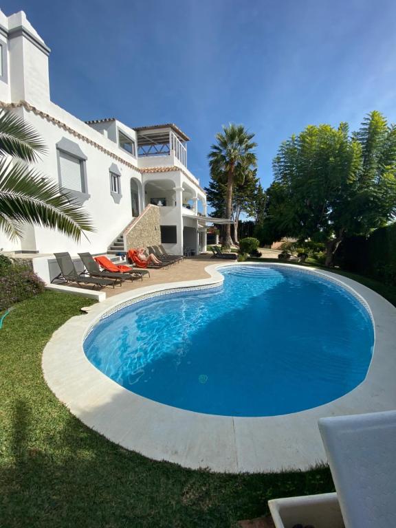 Luxury Villa Marbella with nice garden, Pool and Jacuzzi BY Varenso Holidays - B&B Marbella