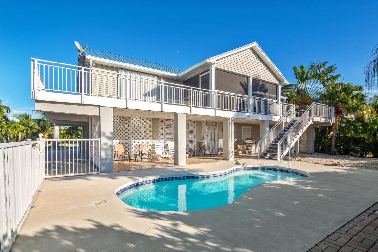 Canal front home w/ a dock, private pool, spacious deck, & easy water access - Chambres d'hôtes Marathon