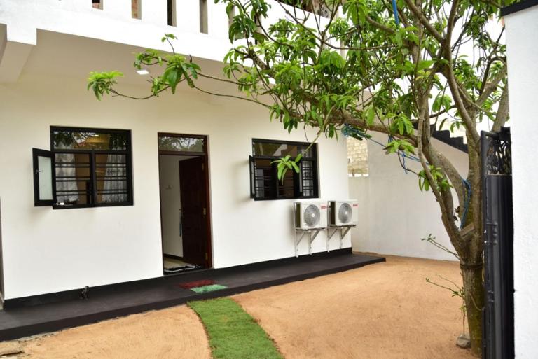 Hikkaduwa Beach House - Bed and Breakfast Hikkaduwa