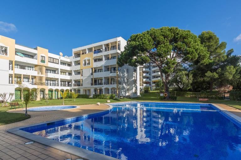 Modern Top Floor Apartment 60m2 - Balcony with Pool & Sea View - Vilamoura - B&B Vilamoura
