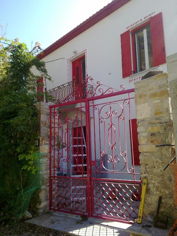 Epavli Sofia' s two Apartments in Horto, 30m from the sea - B&B Chórto