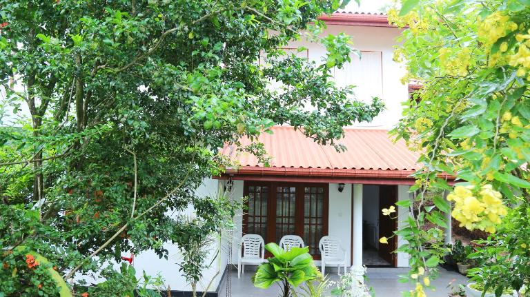 Raskin Apartments - Bed and Breakfast Hikkaduwa