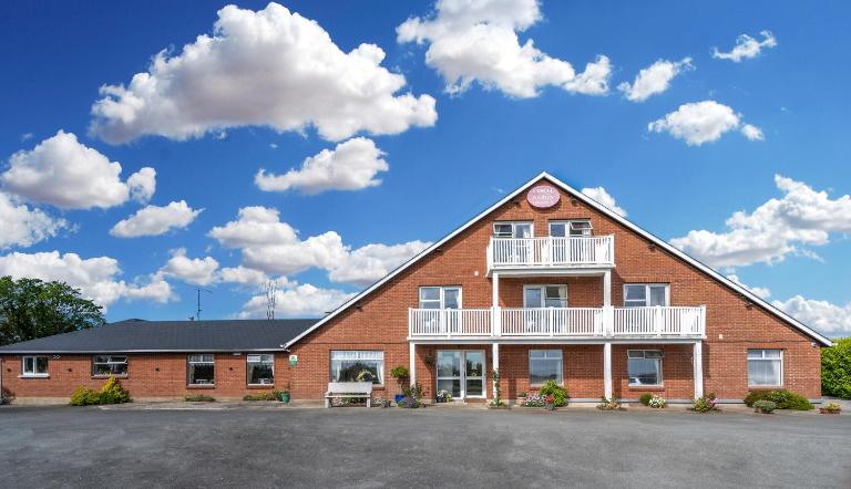 Coral Gables Guesthouse & Campsite - B&B Rosslare