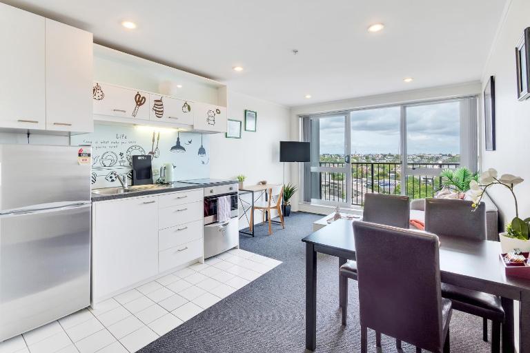 Cityscape Charm Apt w Parking, Views, Pool & Gym - B&B Auckland