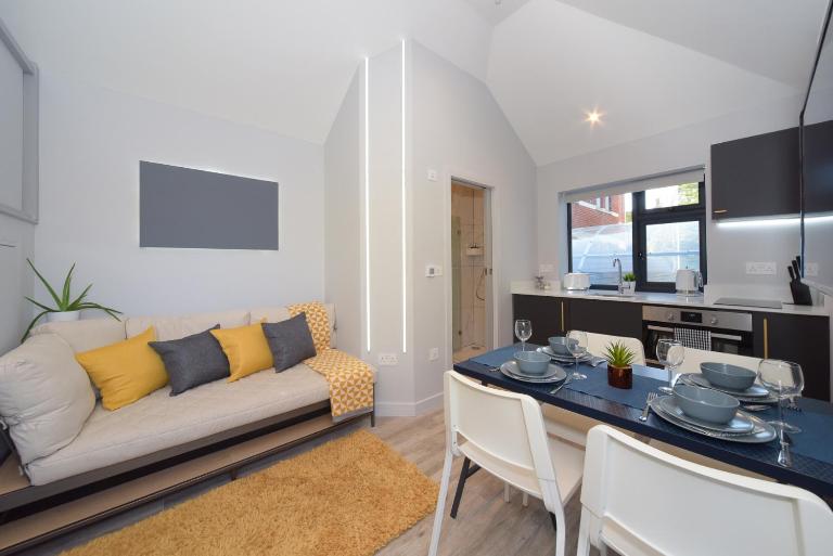 Super Cool Luxury Studio near the beach - Smart TV, Fast WiFi - B&B Bournemouth