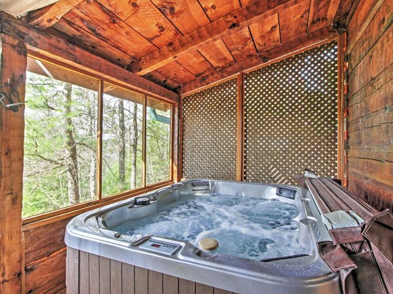 Secluded Sevierville Cabin w/ Hot Tub! - Chambres d'hôtes Sevierville
