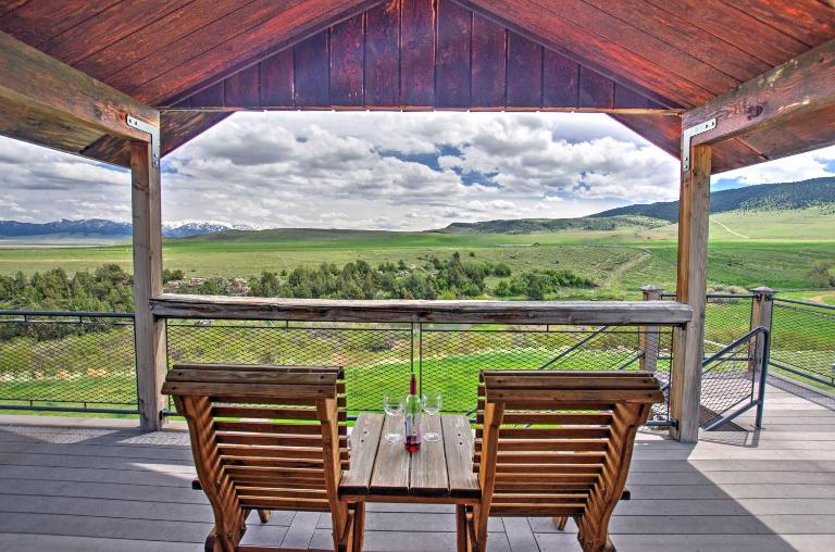 'Dreamswest' Ennis Studio w/ Deck & Stunning Views - B&B Cameron