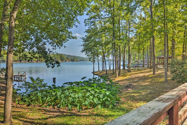 Lakefront Townhome w/ View in Hot Springs Village! - B&B Hot Springs Village
