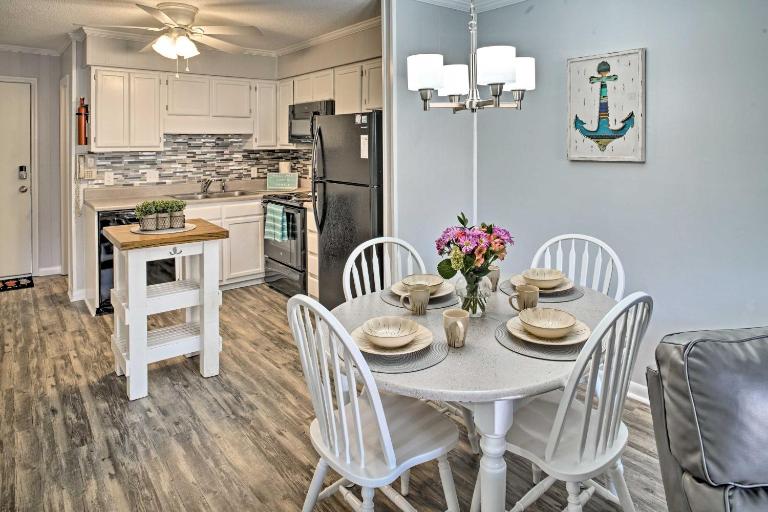 Hilton Head Condo w/ Pool Bar: Walk to Beach! - Bed and Breakfast Hilton Head