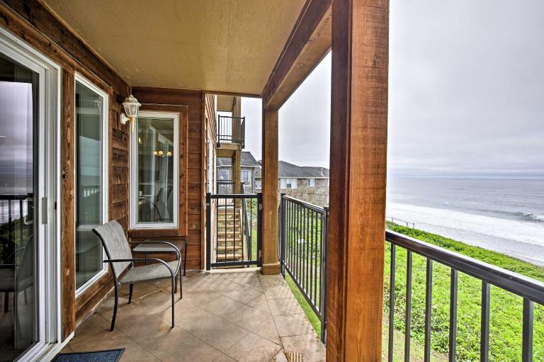 Beachfront Condo w/ Patio & Views - Walk to Shore! - B&B Lincoln City