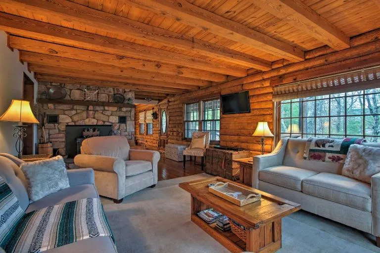 Family-Friendly Massanutten Log Home w/ Views! - B&B McGaheysville