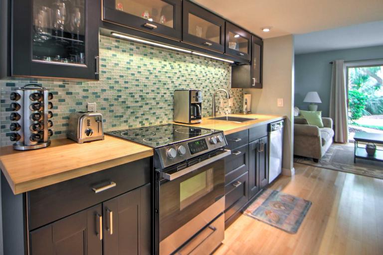 Half-Mi to Coligny Beach: Hilton Head Resort Condo - Bed and Breakfast Hilton Head