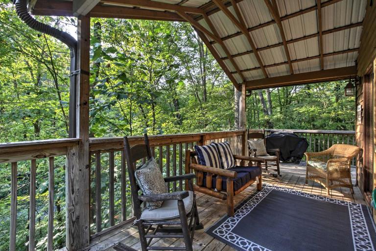 Gatlinburg Home w/ Hot Tub ~ 4 Mi to Town! - B&B Gatlinburg