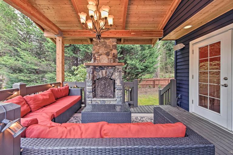 Beautiful Wine Country Home w/ Hot Tub & Lake View - B&B Woodinville
