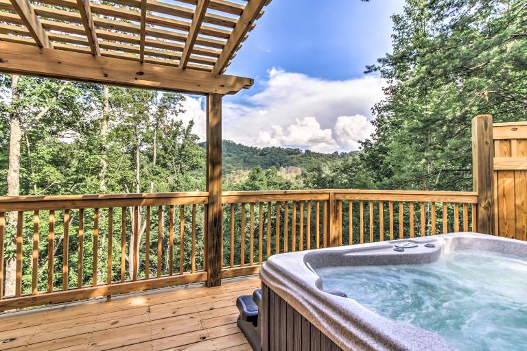 Hot Tub & Loft: Mountain-View Sevierville Cabin - Ferienwohnung Sevierville