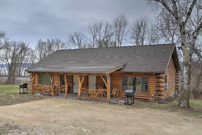 Cabin Near River - Treehouse Masters Stayed Here! - B&B Ferryville