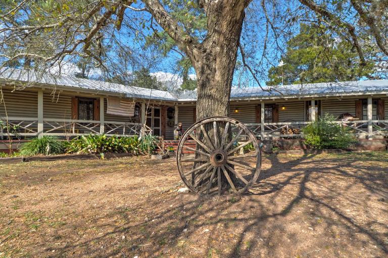 Lodge on Lake Siesta: Spacious La Grange Retreat! - Chambres d'hôtes Winchester