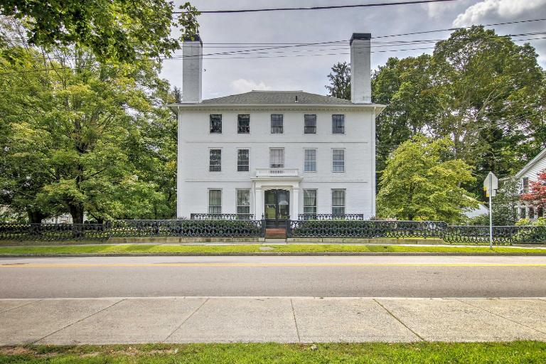 Elegant Norwich House w/ Billiards Room & Ballroom - Ferienwohnung Norwich